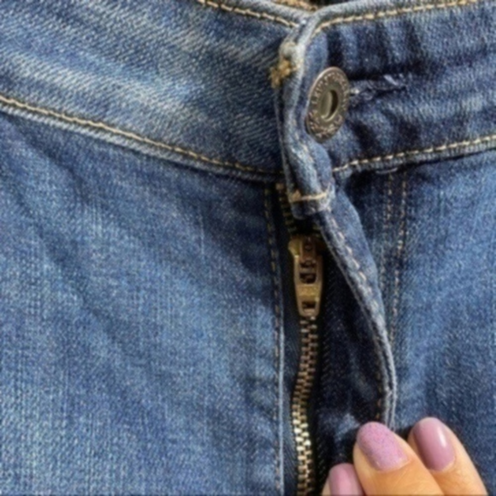 Levi’s women’s slight curve classic boot cut jean
Size 14/32 color Blue - Picture 5 of 9